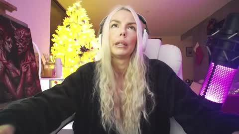 stage Kylie Sinner  brand CLITBAIT online show from December 16, 2025, 9:14 am