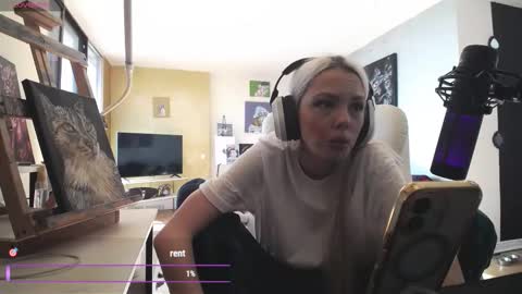 stage Kylie Sinner  brand CLITBAIT online show from March 2, 2026, 7:32 pm