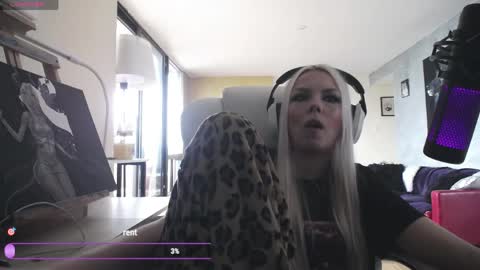 Snapshot of tinykylie chatting on April 28, 2026, 2:33 pm stage Kylie Sinner brand CLITBAIT online show from April 28, 2026, 2:33 pm