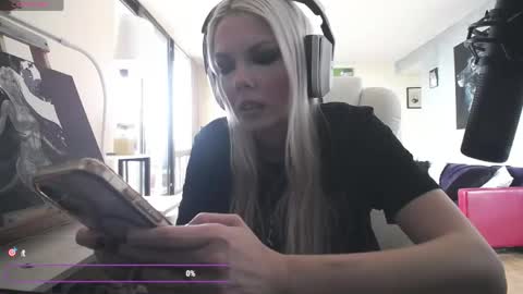 Snapshot of tinykylie chatting on April 29, 2026, 4:00 pm stage Kylie Sinner brand CLITBAIT online show from April 29, 2026, 4:00 pm