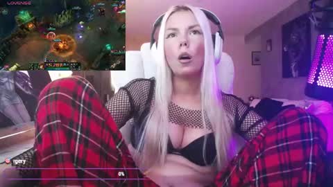 Snapshot of tinykylie chatting on May 27, 2026, 1:57 am stage Kylie Sinner brand CLITBAIT online show from May 27, 2026, 1:57 am