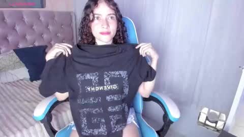 tinysophi online show from November 18, 2025, 2:06 am