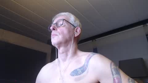 Snapshot of tirexxx_x chatting on January 20, 2025, 6:42 am tirexxx_x online show from January 20, 2025, 6:42 am