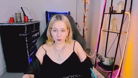 Tolli Moll online show from December 6, 2024, 3:22 pm