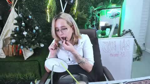 Tolli Moll online show from December 19, 2024, 1:18 pm