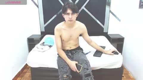 Snapshot of tom_0002 chatting on November 1, 2025, 8:11 pm tom_0002 online show from November 1, 2025, 8:11 pm