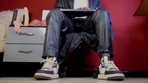 Tom online show from November 7, 2025, 12:54 am