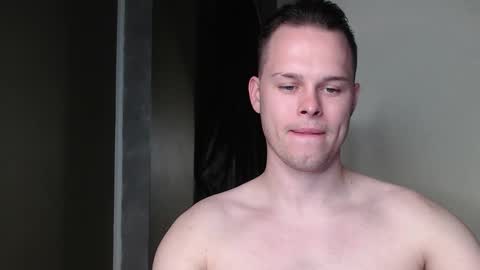 Snapshot of tom_y_ chatting on October 29, 2025, 5:36 pm Tom online show from October 29, 2025, 5:36 pm