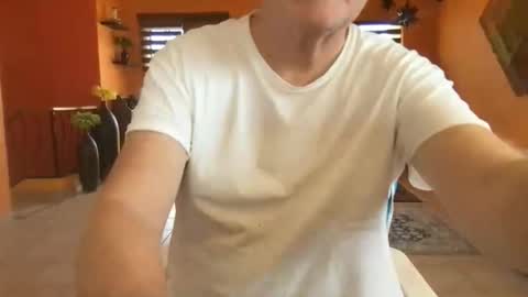 Hola online show from April 1, 2026, 6:05 pm