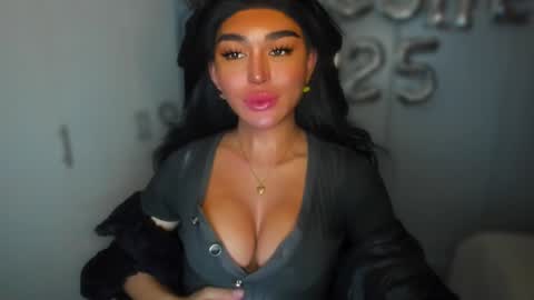 Snapshot of transnextdoor_ chatting on January 1, 2025, 5:44 pm ALMIGHTY GODDESS VALENTINA online show from January 1, 2025, 5:44 pm
