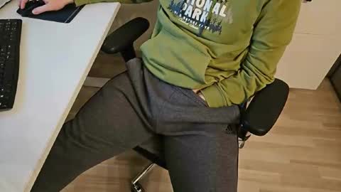 tree1989 online show from February 17, 2025, 6:26 pm