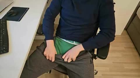 tree1989 online show from February 18, 2025, 6:37 pm