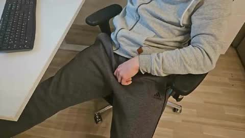 tree1989 online show from March 3, 2025, 7:49 pm