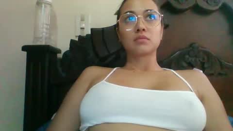 triana_bell online show from December 5, 2024, 4:23 pm