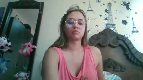 triana_bell online show from December 7, 2024, 9:33 pm