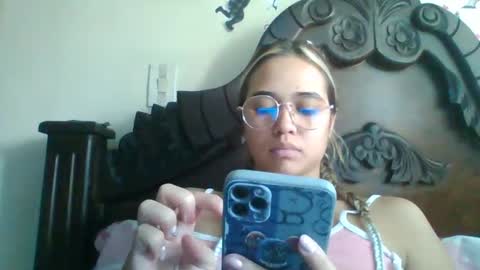 triana_bell online show from December 9, 2024, 4:47 pm