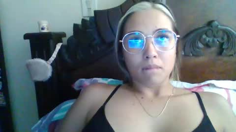triana_bell online show from February 3, 2025, 8:03 pm