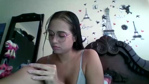 triana_bell online show from October 2, 2025, 5:31 pm