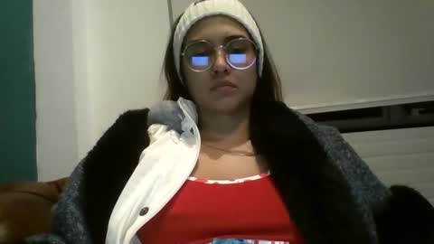 triana_bell online show from December 1, 2025, 1:32 am