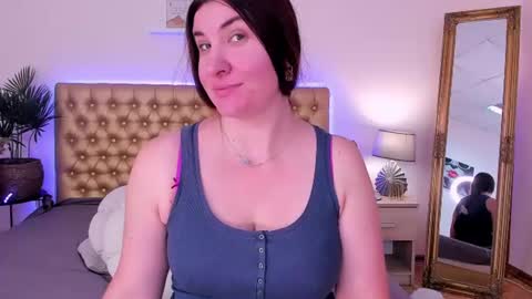 Mia online show from July 21, 2026, 5:10 am
