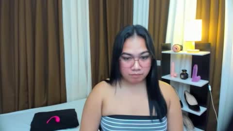Karen Oquio online show from October 27, 2025, 10:14 pm