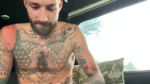 Tuhands online show from September 16, 2025, 1:23 pm