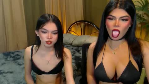 Snapshot of twinktransshanel chatting on October 19, 2025, 9:43 am twinktransshanel online show from October 19, 2025, 9:43 am