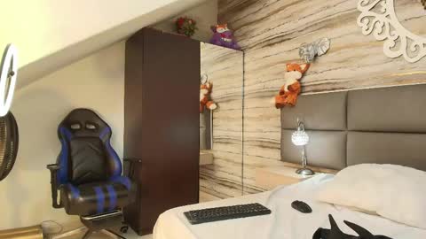 twinslovers_ online show from May 11, 2026, 4:29 am