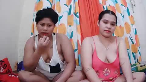 Snapshot of twowetcuties chatting on February 12, 2025, 2:35 am Lyn and lea online show from February 12, 2025, 2:35 am