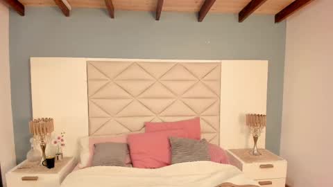 Twiggy online show from October 2, 2025, 9:00 pm