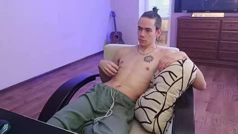 Snapshot of tyler_hack chatting on October 24, 2025, 10:11 am Tyler and Chris online show from October 24, 2025, 10:11 am