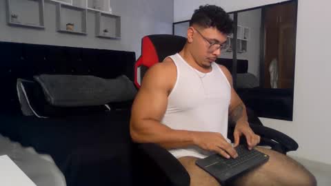 tyler_hank1 online show from September 29, 2025, 10:58 pm