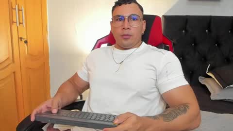 tyler_hank1 online show from March 30, 2026, 11:06 pm