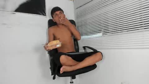 tyler_twink_boy online show from September 15, 2025, 12:49 pm