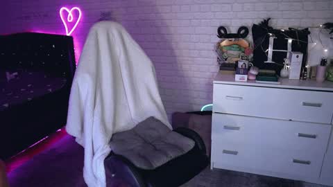 Izzy    online show from December 15, 2024, 7:31 pm