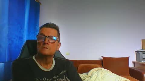 Snapshot of ulmeni4 chatting on June 2, 2026, 6:15 am ulmeni4 online show from June 2, 2026, 6:15 am