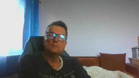 Snapshot of ulmeni4 chatting on June 5, 2026, 3:35 am ulmeni4 online show from June 5, 2026, 3:35 am