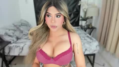 Julia online show from November 23, 2025, 2:39 pm