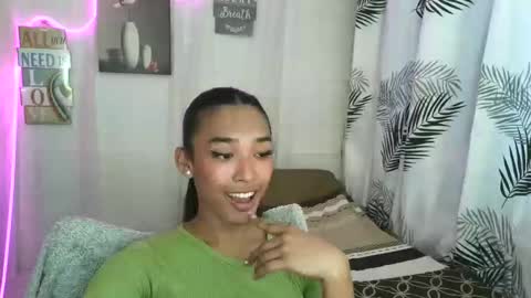 ur_dazzlingmorenaxx online show from May 18, 2026, 4:07 am