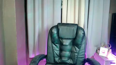 ItsUrsElla online show from March 5, 2025, 4:02 am