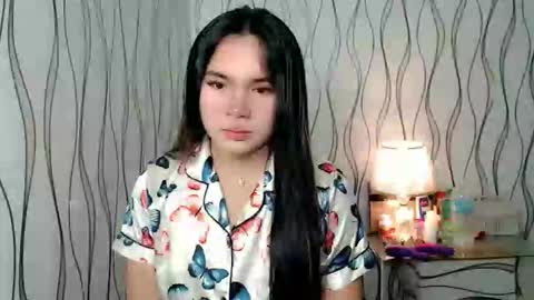 QUEENSY online show from December 4, 2025, 1:59 am