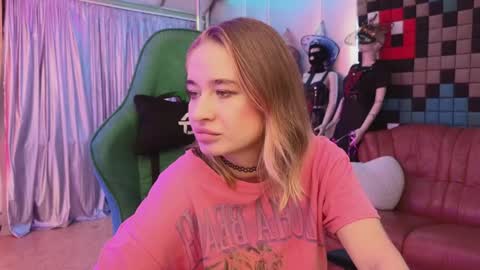 Leila online show from December 8, 2024, 9:19 pm