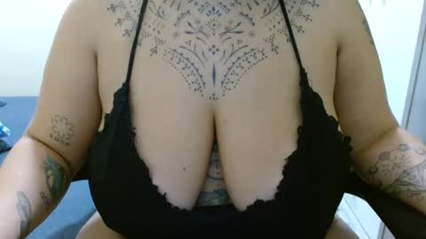 Snapshot of vaholiver chatting on December 20, 2024, 2:41 am Vah Oliver online show from December 20, 2024, 2:41 am