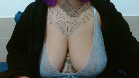 Snapshot of vaholiver chatting on October 19, 2025, 10:21 pm Vah Oliver online show from October 19, 2025, 10:21 pm