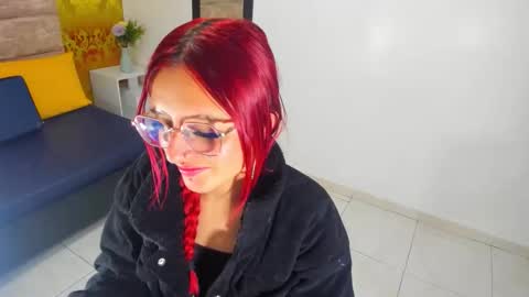 vaiiolett__ online show from December 2, 2025, 12:10 pm