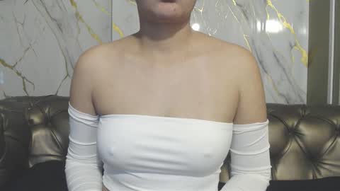 Snapshot of vainilla_cam chatting on October 15, 2025, 12:44 am Vainilla online show from October 15, 2025, 12:44 am