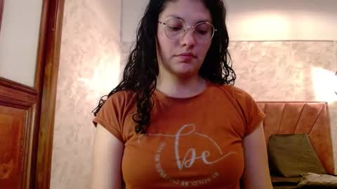 Snapshot of vainilla_cam chatting on November 3, 2025, 12:13 am Vainilla online show from November 3, 2025, 12:13 am