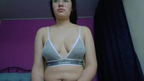 Snapshot of vainilla_cam chatting on June 5, 2026, 2:40 am Vainilla online show from June 5, 2026, 2:40 am
