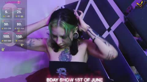 Vainilla Independent model online show from May 17, 2026, 12:19 am