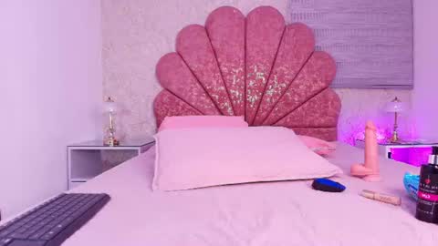 Snapshot of vaiolet_colls chatting on June 19, 2026, 11:47 am Vaiolet colls online show from June 19, 2026, 11:47 am